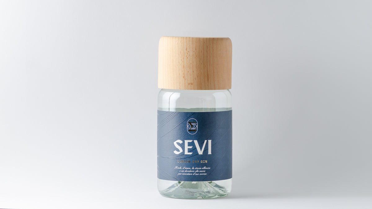 Sevi - London Dry Gin bottiglia sfondo bianco